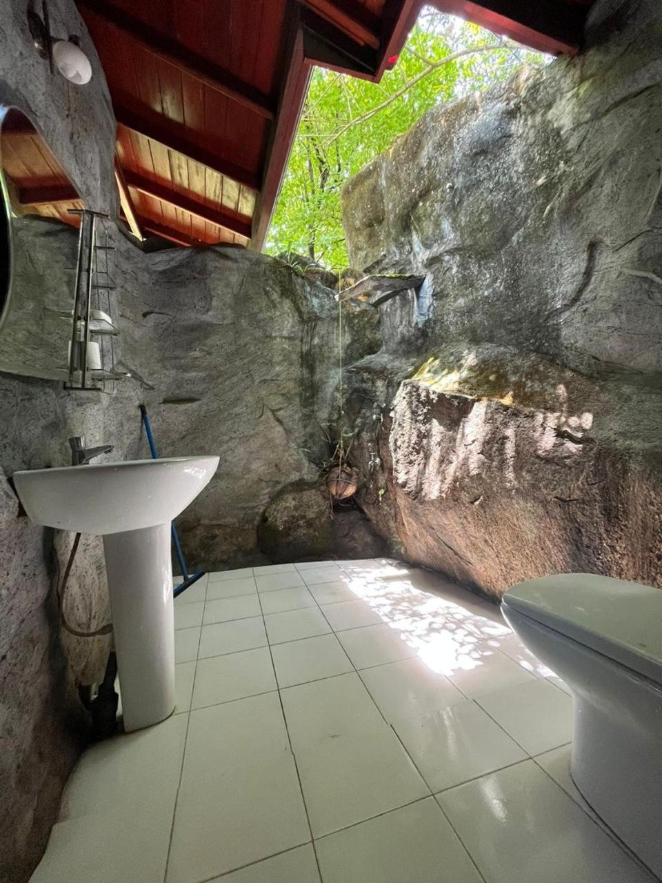 Sinharaja Rest Hotel Deniyaya Eksteriør billede